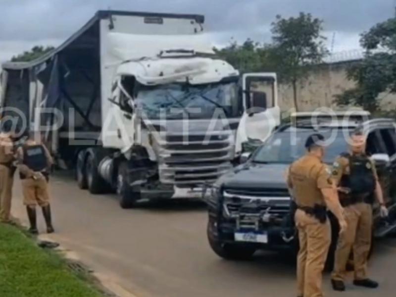 Passageira de veículo registra caminhão causando estragos em Curitiba