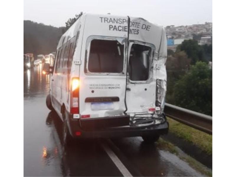 Van com pacientes de Campo Largo acaba se envolvendo em acidente com mais quatro veículos em Curitiba