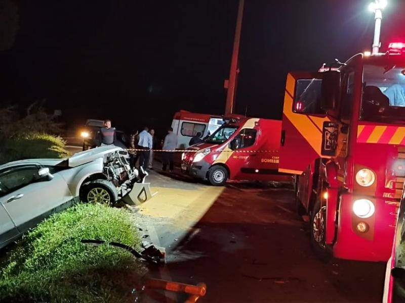 Carro é atingido por carreta no Trevo da Morte no Botiatuva e duas pessoas são socorridas pelo SIATE e SAMU