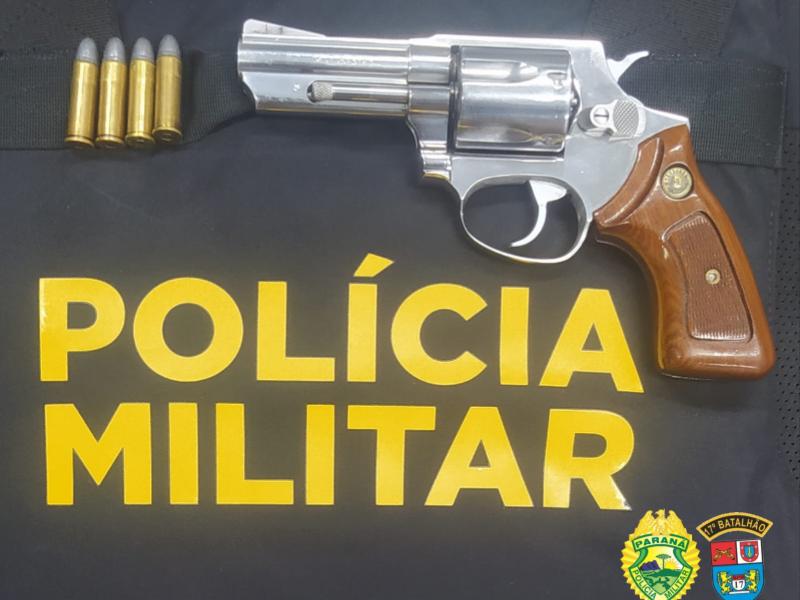 Indivíduos presos em Balsa Nova pela PM com um arma de fogo e várias placas de veículos 