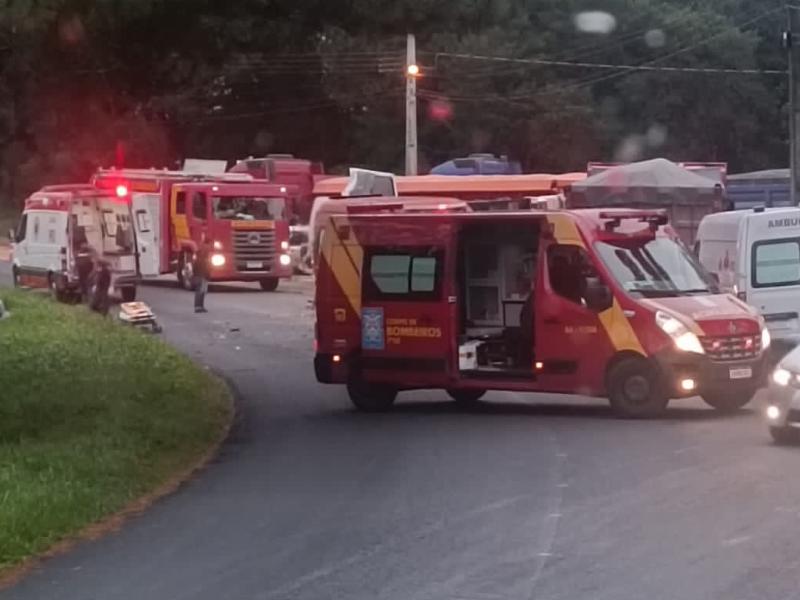 Grave acidente na rodovia para Balsa Nova envolvendo caminhão e automóvel deixa duas pessoas feridas