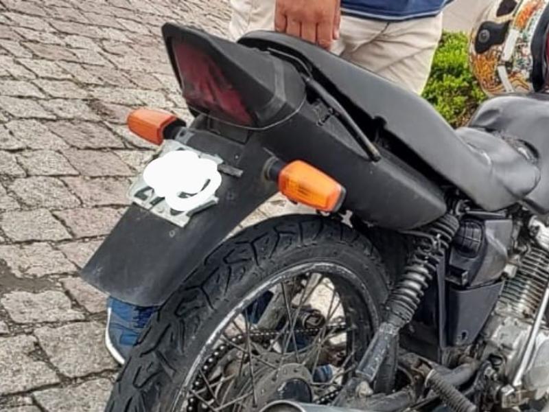 Motocicleta furtada em estacionamento de supermercado no Bom Jesus