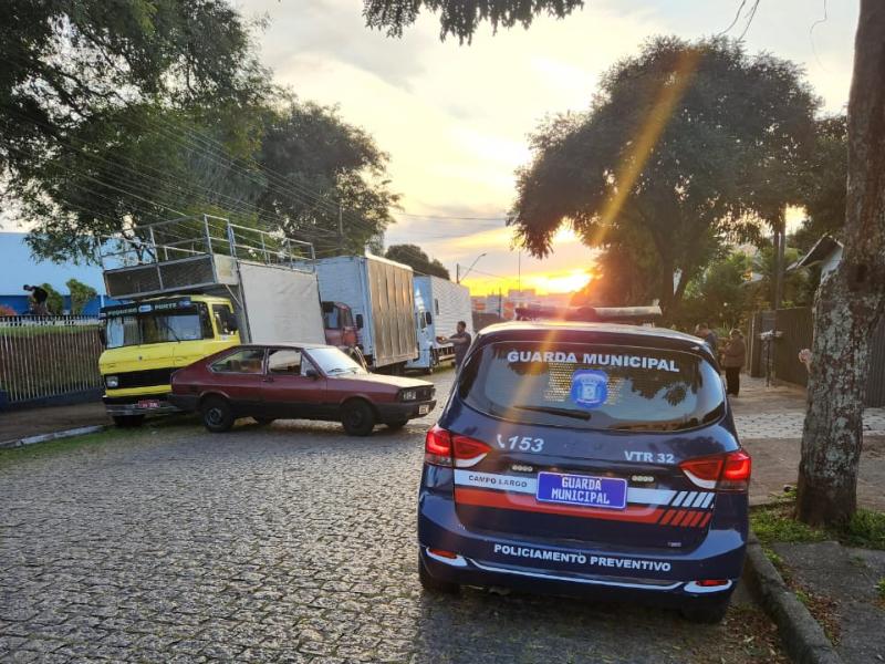 Passat colide em caminhão parado na Bancária e condutor é preso pela GMCL com sinais de embriaguez 