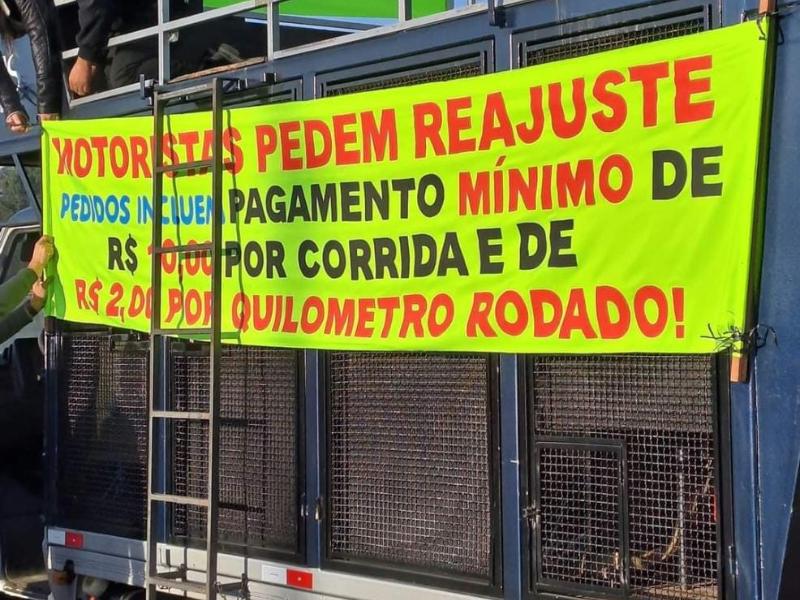 Motoristas de aplicativo pedem pagamento de corrida mínimo e maior valor por quilômetro rodado em manifestação