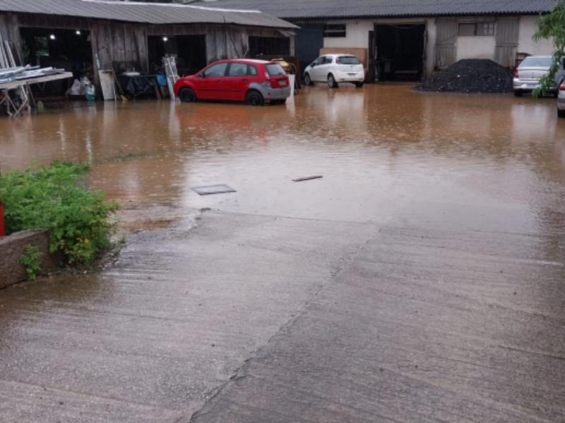 Campo Largo registra dez famílias desalojadas pelas fortes chuvas que acometeram a cidade desde ontem (23)