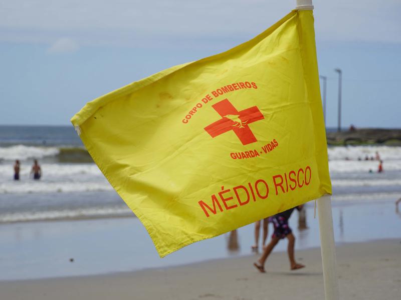  Verde, amarela, vermelha e preta: bandeiras na orla ajudam a orientar banhistas