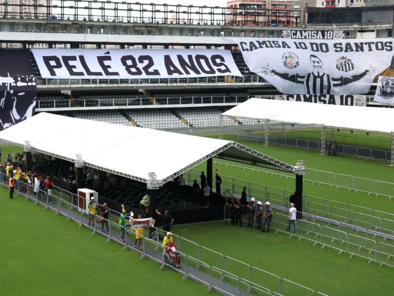 Corpo do Rei Pelé está sendo velado na Vila Belmiro