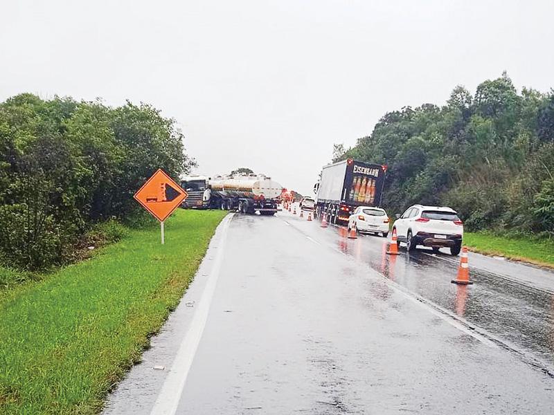 Risco de explosão e cinco mil litros de combustível  dispensados no meio ambiente em acidente