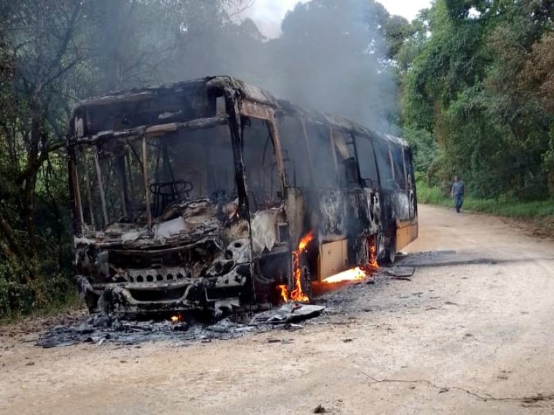 Passageiros se salvam antes de ônibus ser destruído pelo fogo