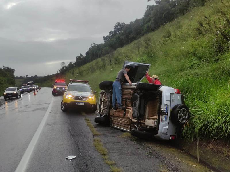 Policiais militares socorrem vítimas de acidente no Km 126 da BR-277 sentido Curitiba