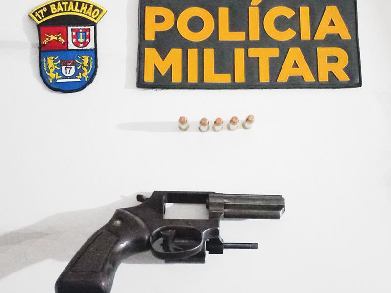 Homem ameaça esposa com revólver e vizinho consegue pegar a arma 