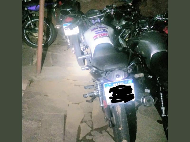 PM de Campo Largo detém indivíduo após perseguição pelas ruas da cidade com sua moto 