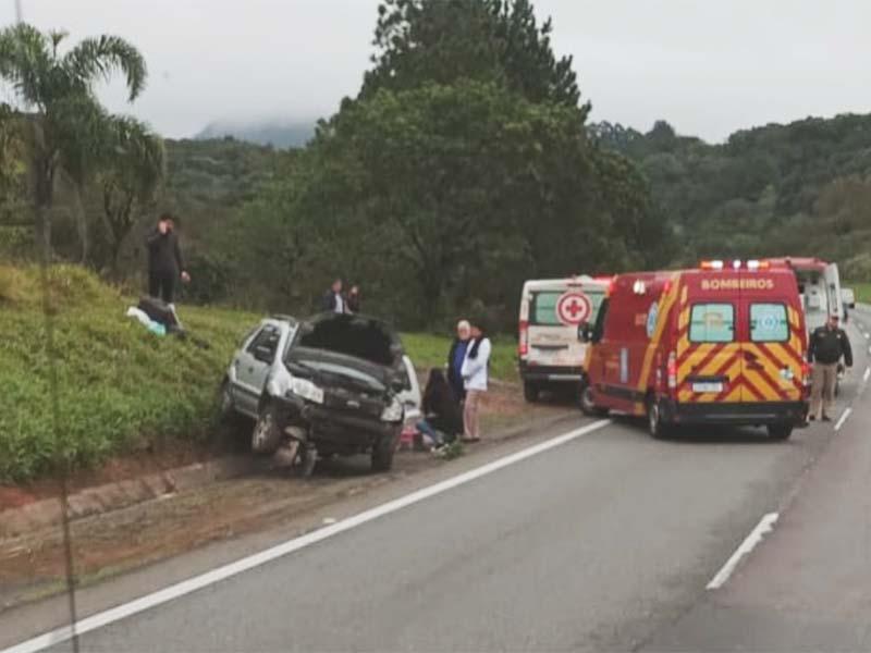Motorista tem morte súbita enquanto dirigia e colide veículo em barranco da rodovia em Balsa Nova 