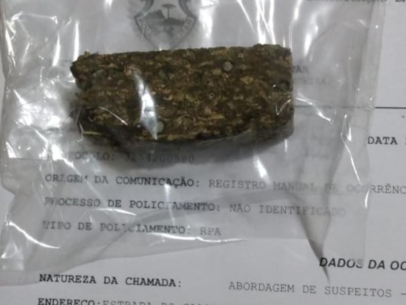 Polícia Militar aborda indivíduo com um pequeno tablete de maconha no Cercadinho 