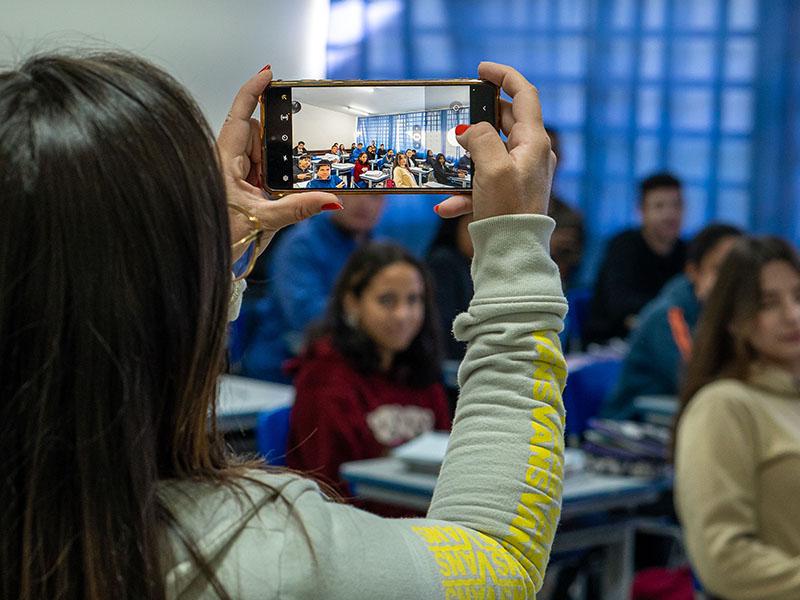 Tecnologia de reconhecimento facial na chamada chega a 1,6 mil colégios da rede estadual