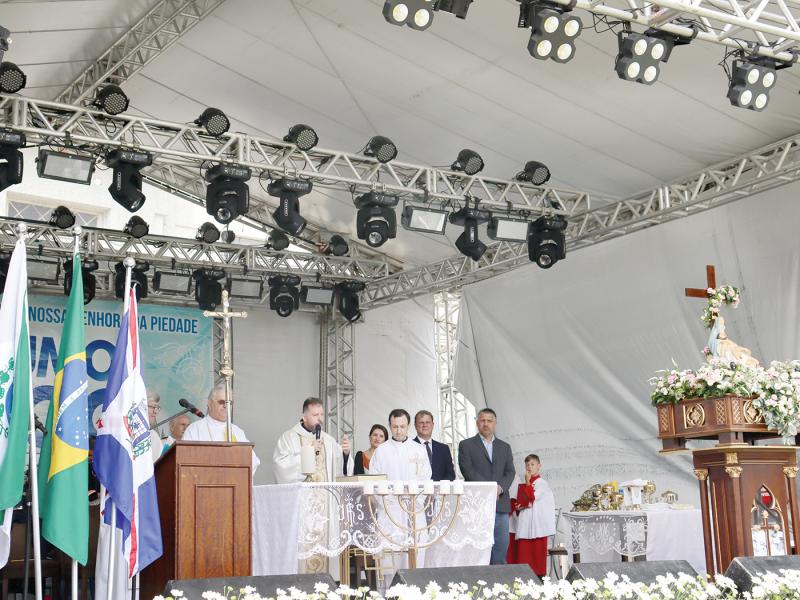 Fiéis e autoridades reunidos em Missa Campal abrem as comemorações de fevereiro na cidade