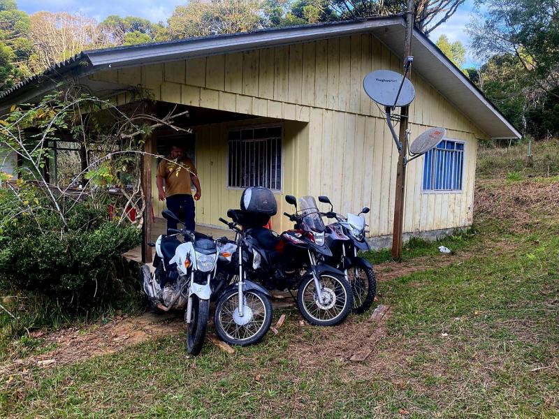 PCPR e GMCL localizam chácara em Campo Largo usada para esconderijo de motocicletas furtadas e roubadas 