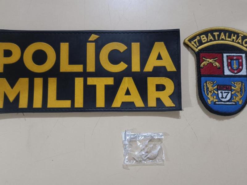 Policiais militares abordam indivíduo com droga em Balsa Nova 