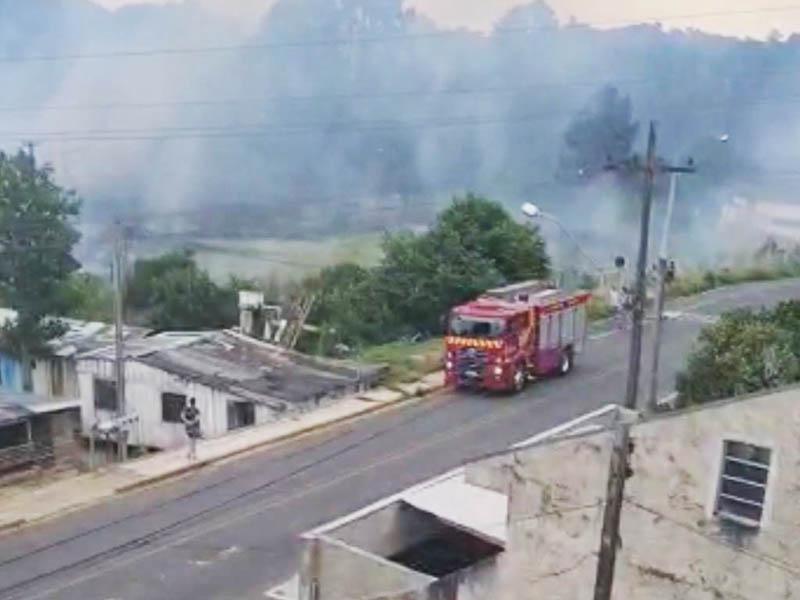 Corpo de Bombeiros combate incêndio em vegetação no Itaboa 