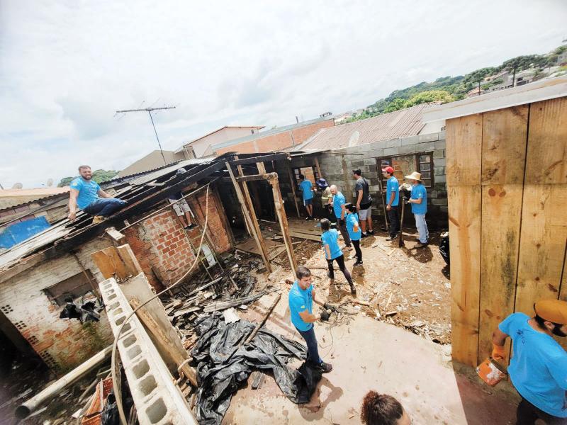 Projeto de voluntários irá reconstruir casa para família e pede contribuições