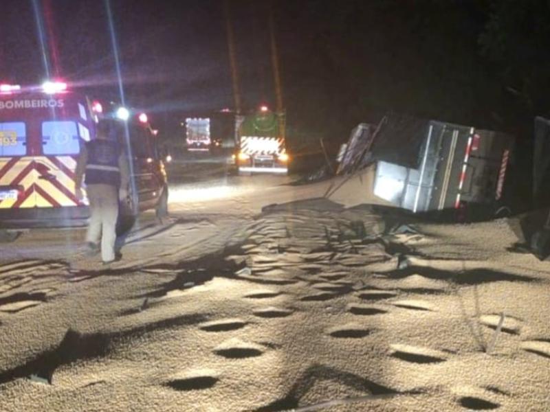 Carreta com carga de soja tomba na BR-277 nas proximidades da entrada para a Itambé