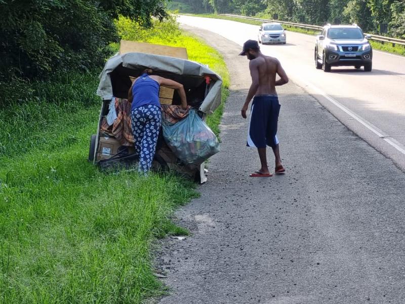 PRF presta auxílio a casal em situação de rua 