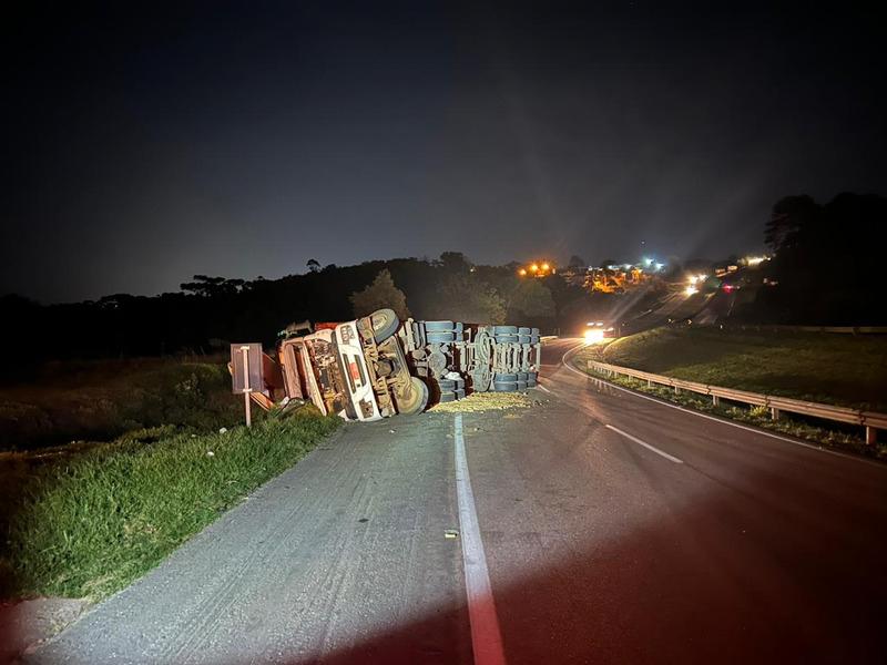 Caminhão carregado de sucatas tomba no km 105 da BR-277 sentido Curitiba 