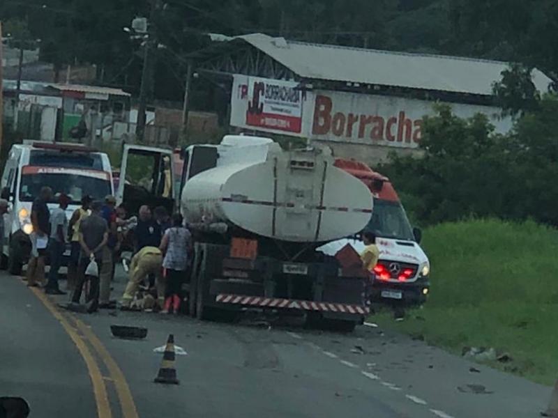 Acidente envolvendo caminhão e motocicleta na PR-423 deixa duas jovens mulheres feridas com gravidade