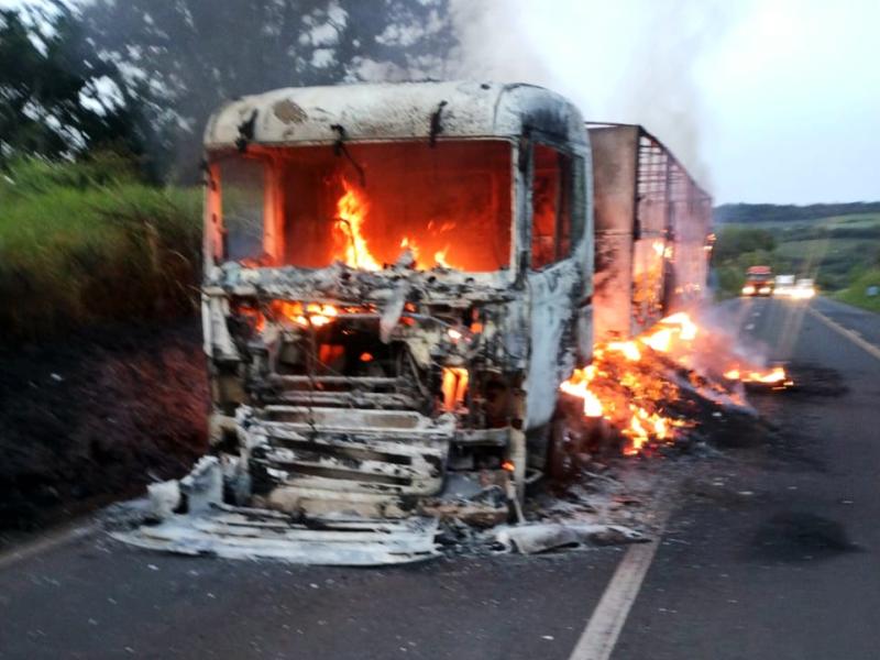 Caminhoneiro perde seu ganha pão destruído pelo fogo