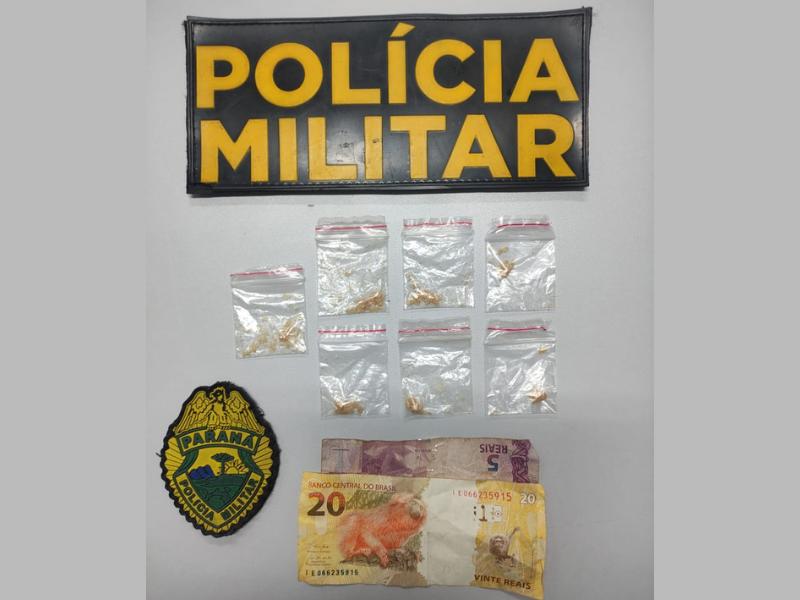 Indivíduo preso pela Polícia Militar com buchas de crack em abordagem na Ferraria 