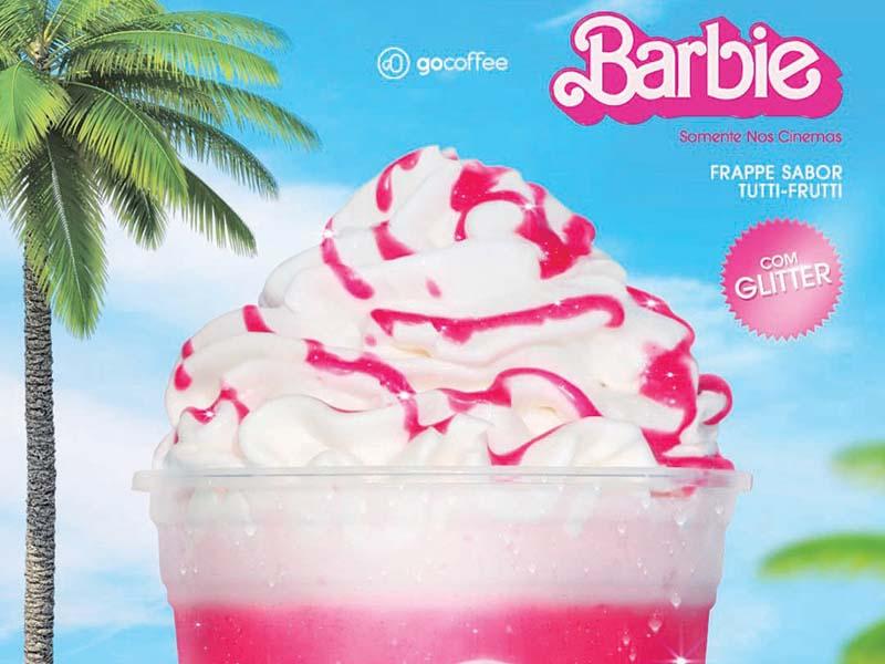 Frapê com glitter e sabor tutti-frutti é lançado pela GoCoffee em collab com a Barbie