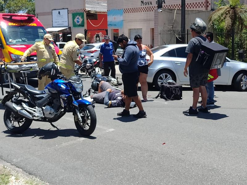 Acidente envolvendo um automóvel e uma motocicleta deixa uma pessoa ferida em Campo Largo 