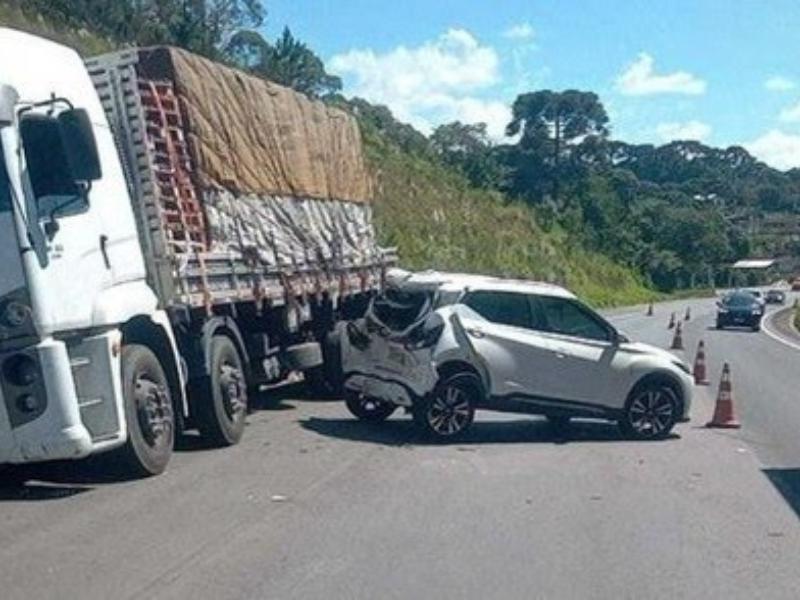 Colisão entre carro e caminhão no km 122 da BR-277 deixa mulher ferida sem gravidade 