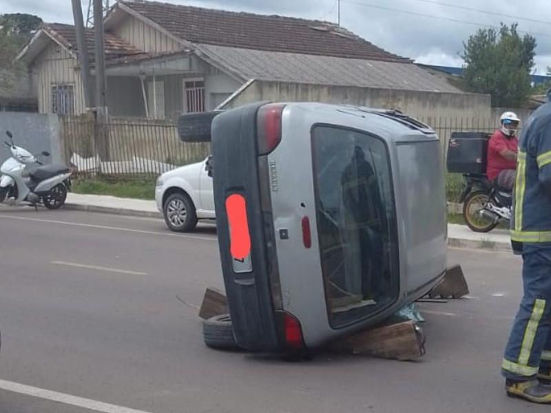 Mulher socorrida pelo SIATE após tombamento de veículo na Avenida Bom Jesus 