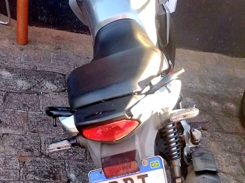 Abre porta do carro e motociclista acaba colidindo e sofre fratura