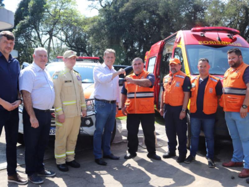 Defesa Civil recebe novo veículo e corpo de bombeiros nova ambulância