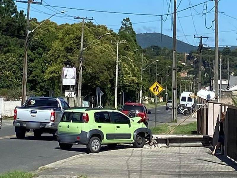 Uno derruba poste em quintal de residência no Itaqui e condutora é socorrida 