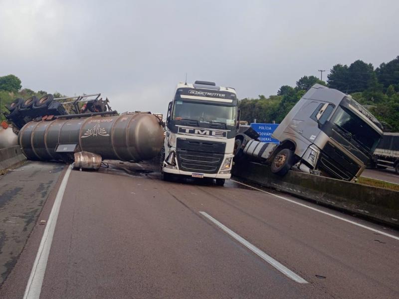 Acidente envolvendo caminhões no Km 138,5 em Balsa Nova bloqueia rodovia sentido Curitiba