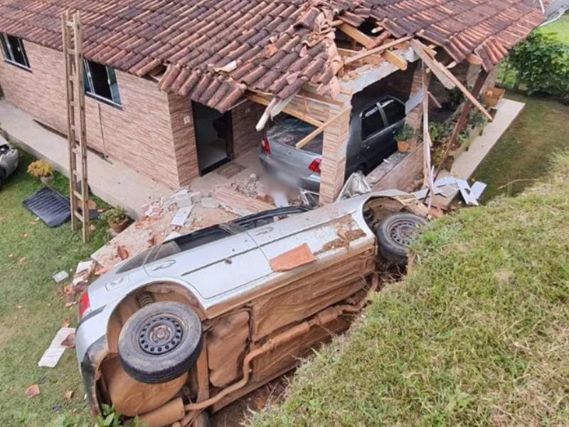 Motorista perde controle, atinge telhado de casa e destrói carros de família