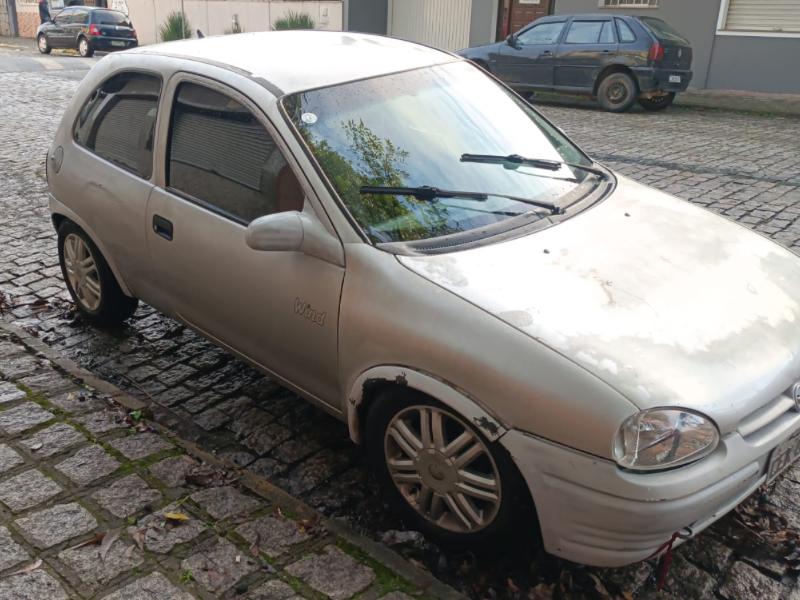 Polícia Militar recupera Corsa furtado e prende um suspeito no Rivabem em Campo Largo 