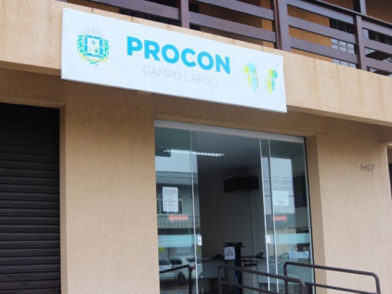 Procon fiscaliza supermercado e verifica produtos alimentícios com data de validade vencida