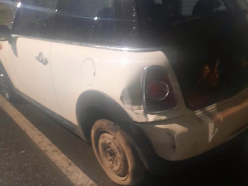 Siena prata colide na traseira de Mini Cooper no Centro e motorista foge 