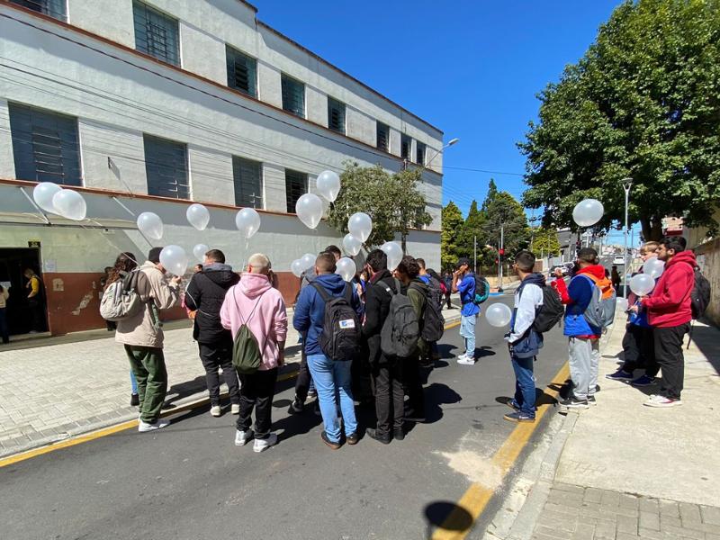 Ato pela paz nas escolas é realizado pelo Ciee em frente ao Sagrada Família