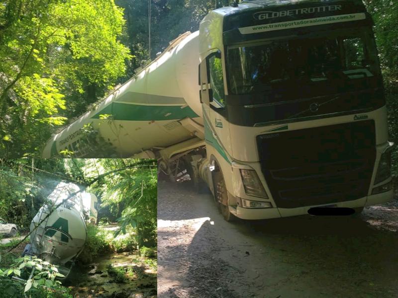 Caminhoneiro pega caminho alternativo para fugir do trânsito da 277 e carreta cai em ponte na Faxina