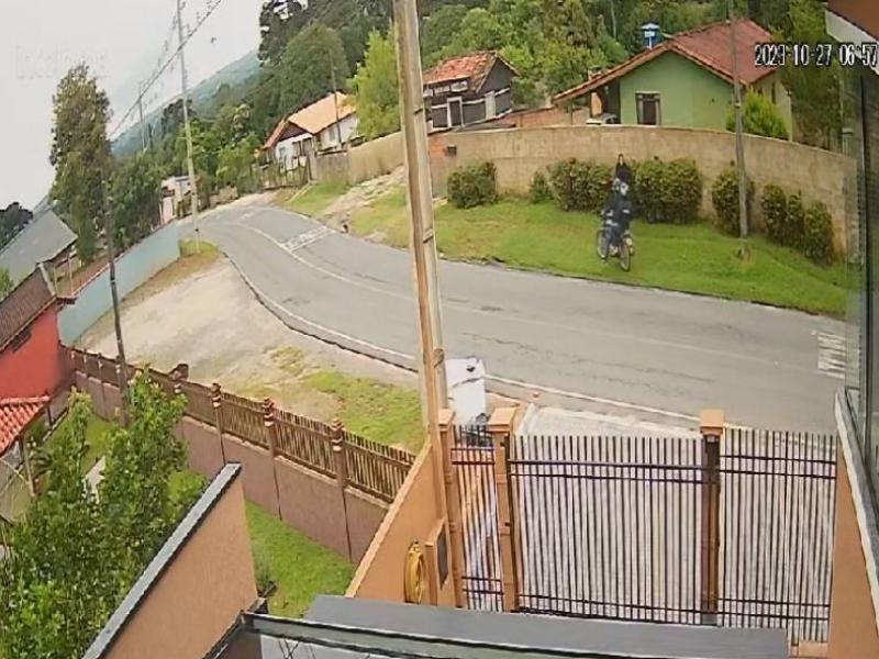 Marginais em uma moto cometem roubos na região do Bugre em Balsa Nova 