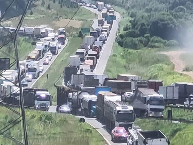 Motoristas registram cinco horas nas filas, que chegam a 30 km na 277