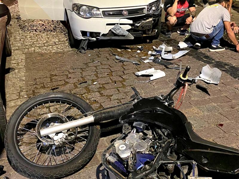 Motociclista é socorrido pelos Bombeiros após colisão na Dom Pedro II