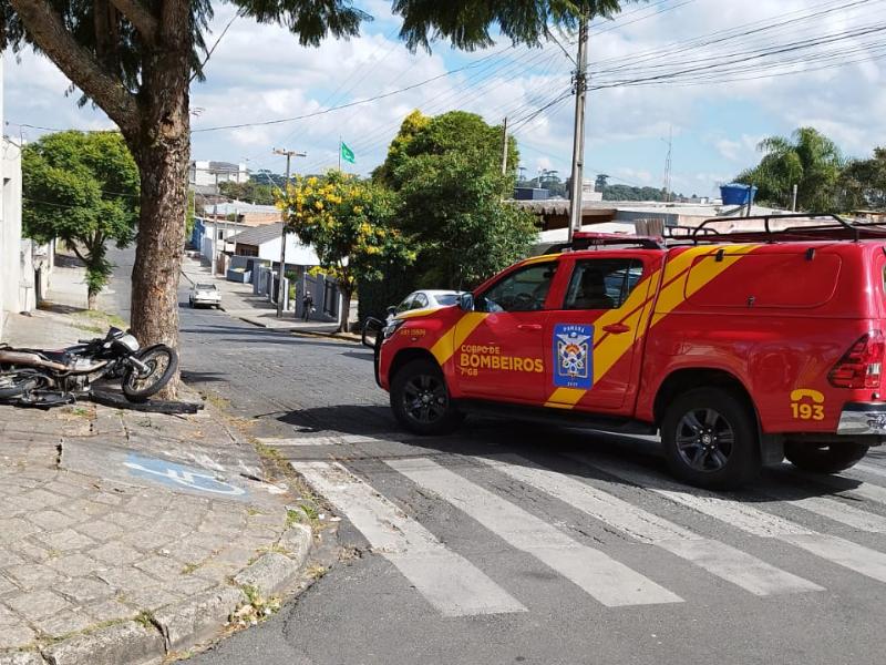 Colisão entre moto e carro deixa motociclista gravemente ferido no Aparecida