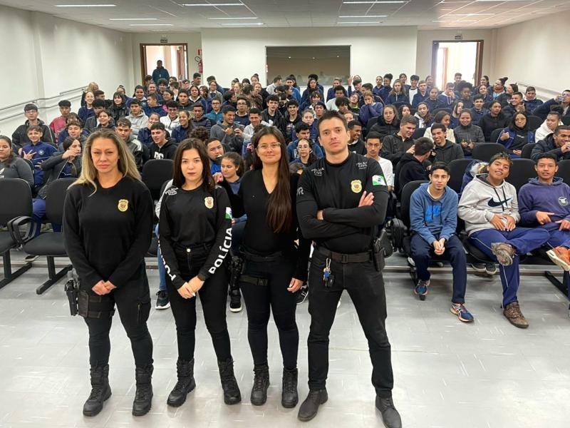 Policiais civis de Campo Largo realizam palestras sobre segurança com alunos 