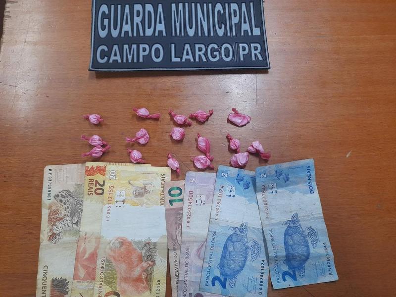 Suspeito de tráfico é preso pela Guarda Municipal no bairro Cercadinho com droga e dinheiro 